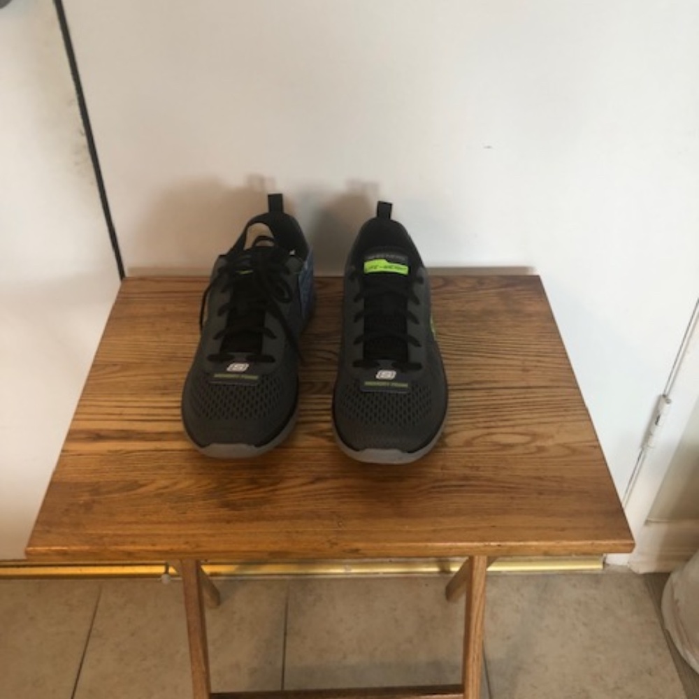 SKECHERS MEMORY FOAM SNEAKERS